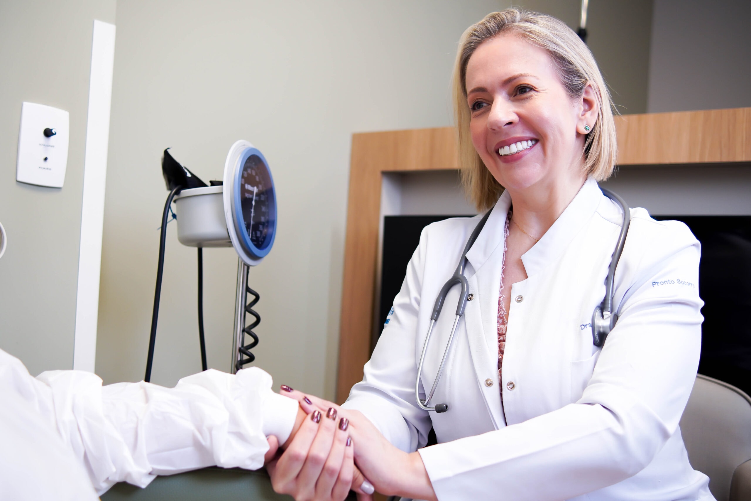 Mulheres brancas - Me╠üdica - Paciente - Jaleco branco - Sorriso - Tratamento - Estetosco╠üpio - Horizontal