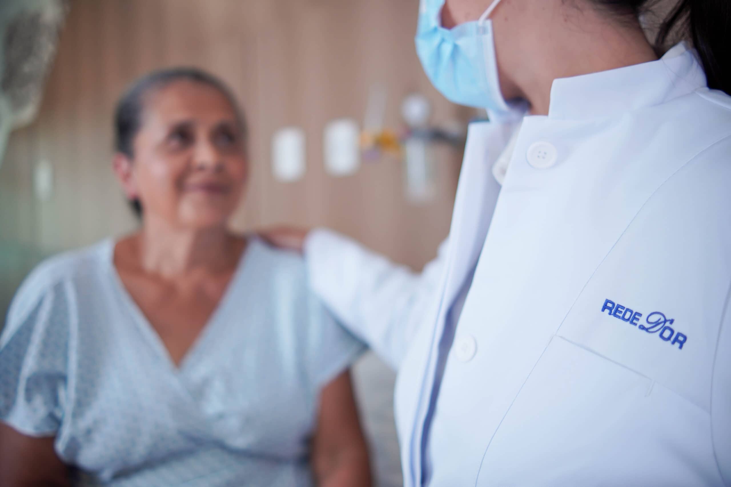 Mulher branca - Mulher negra - Me╠üdica - Paciente - Jaleco branco - Horizontal - Foto06