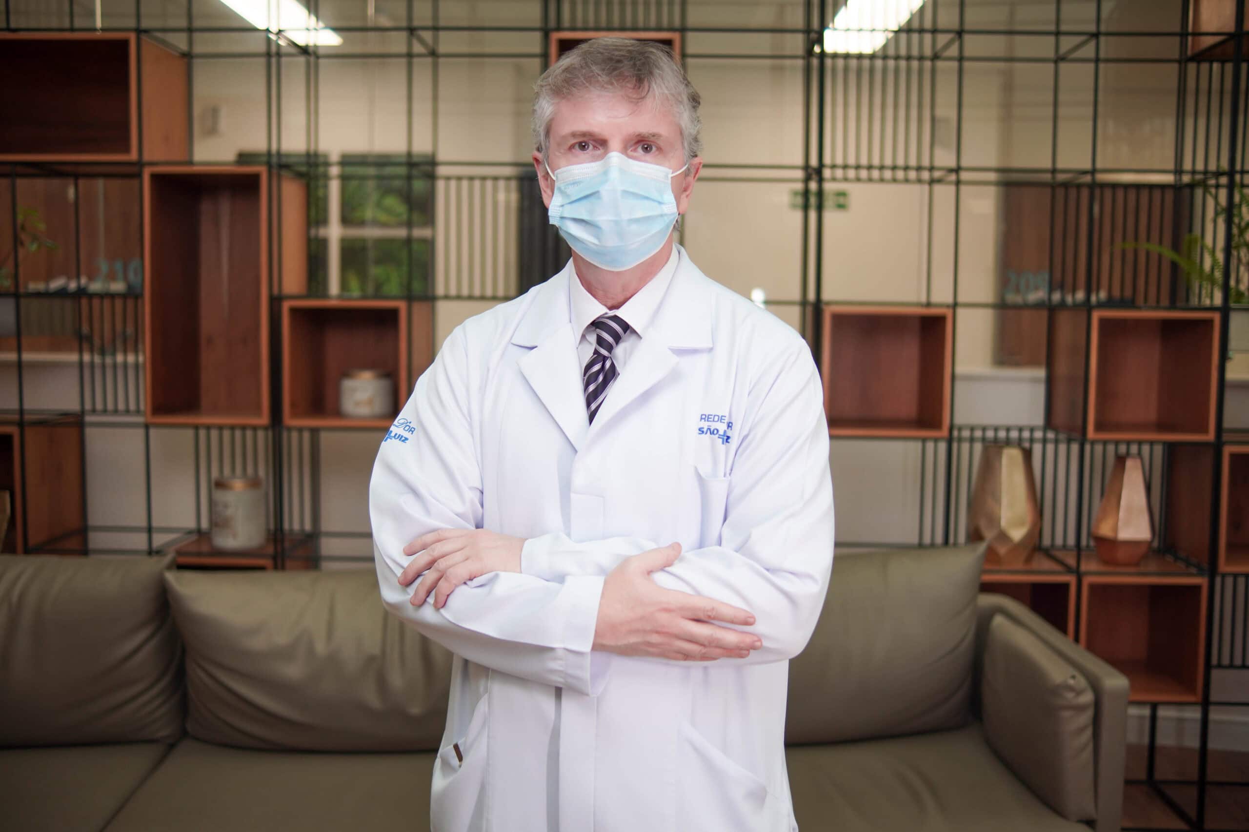 Homem branco - Me╠üdico - Jaleco branco - Hall - Horizontal - Foto03