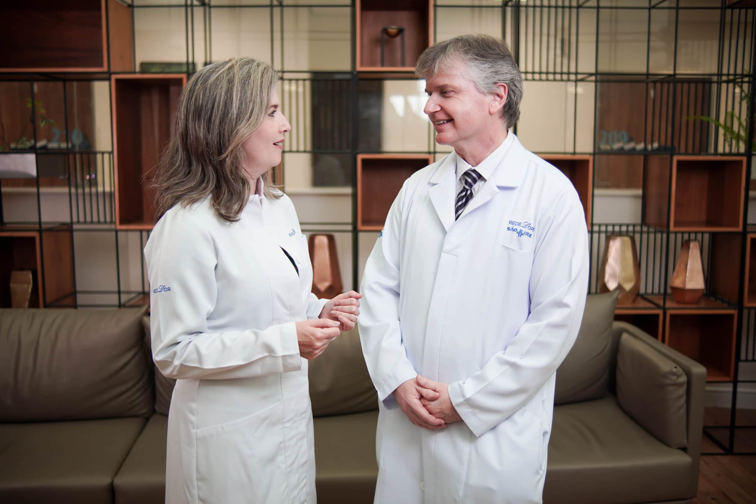 Mulher branca - Homem branco - Me╠üdicos - Jaleco branco - Hall - Horizontal - Foto06