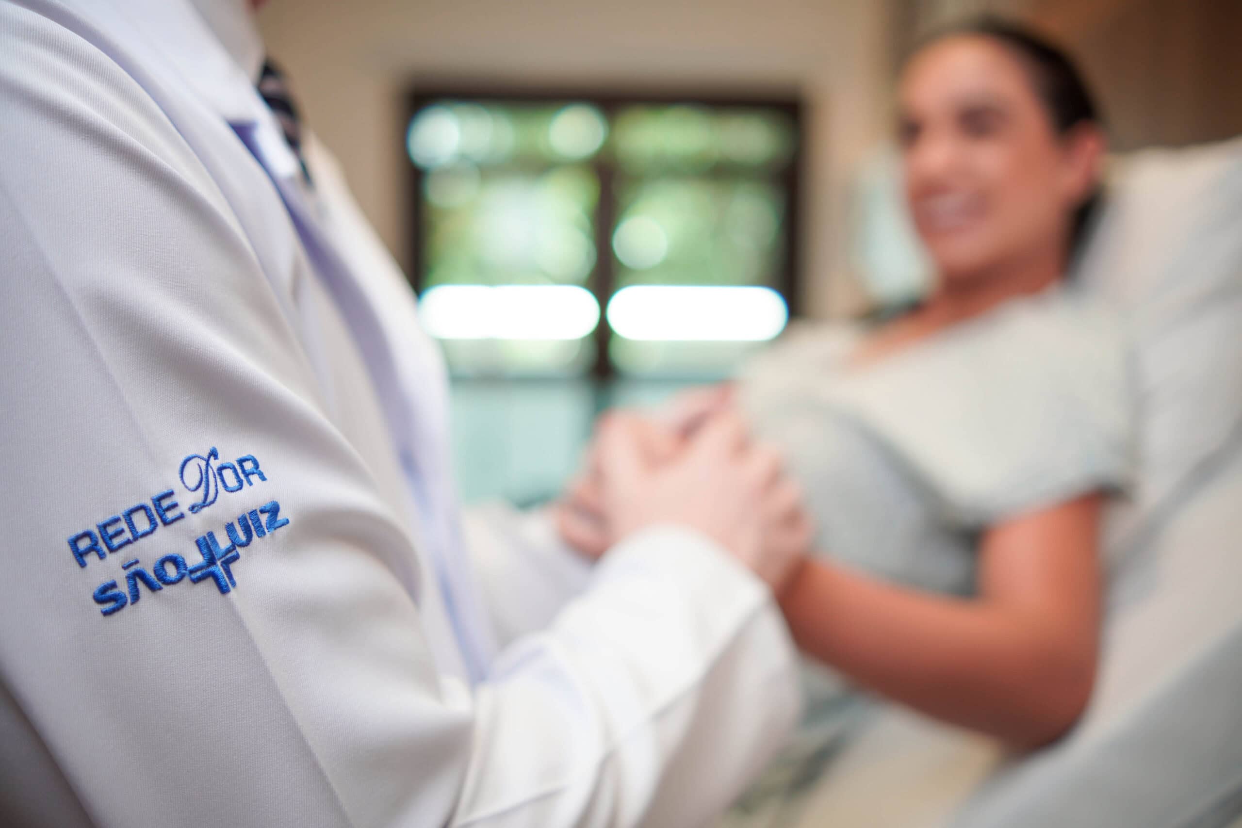 Mulher branca - Homem branco - Me╠üdico - Paciente - Jaleco branco - Internac╠ºa╠âo - Gravidez - Horizontal (2)