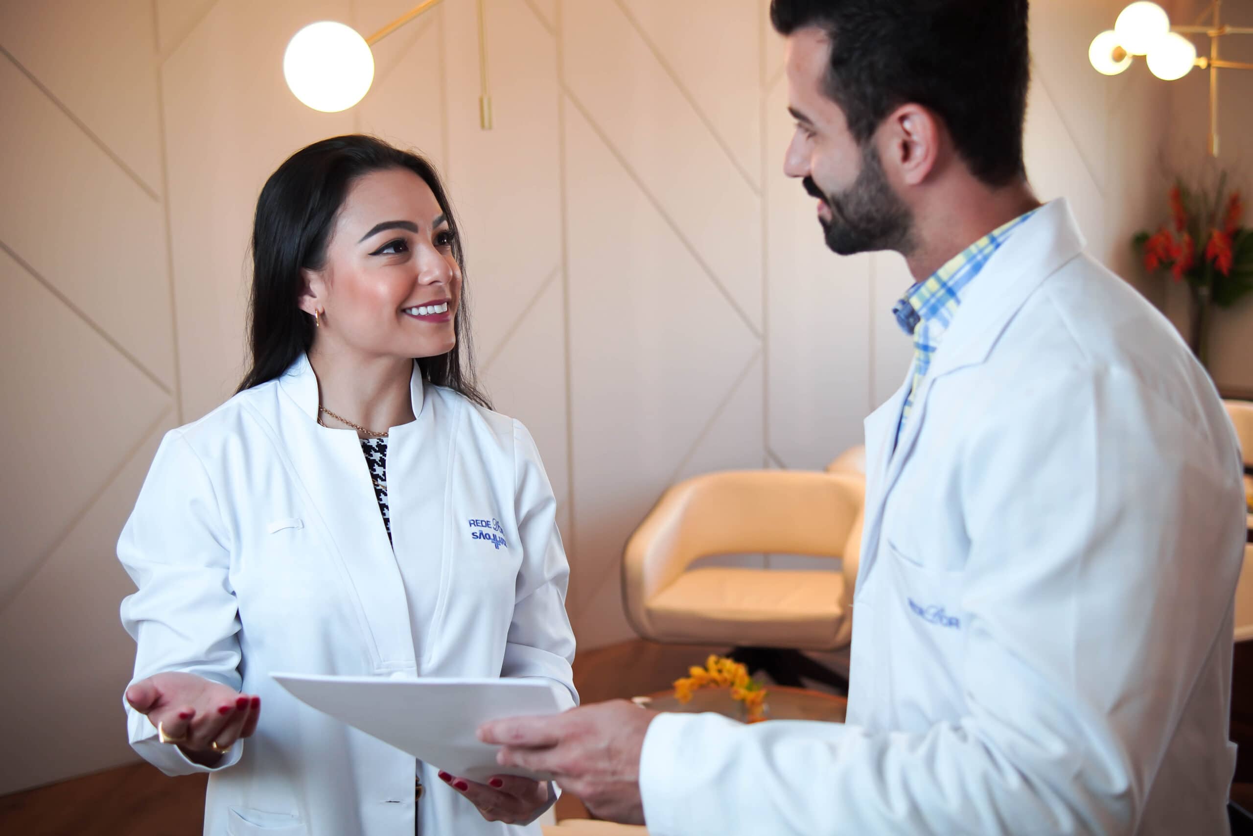 Mulher branca - Homem branco - Sorriso - Me╠üdicos colaborativos - Horizontal - Foto03