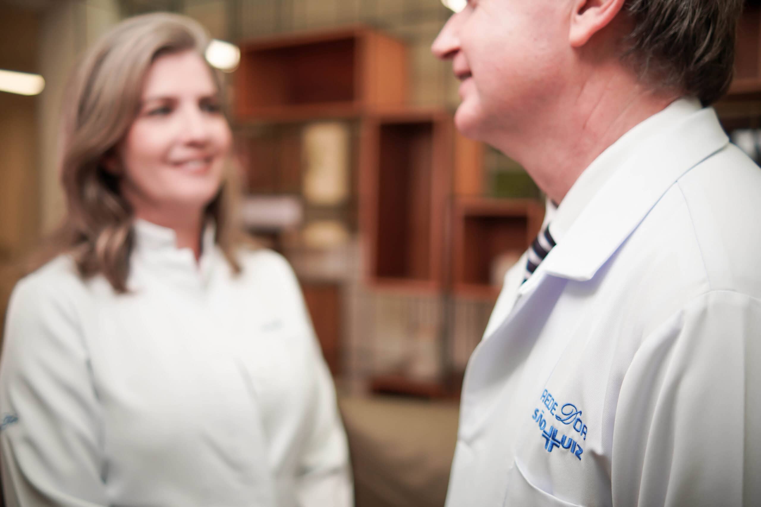 Mulher branca - Homem branco - Me╠üdicos - Jaleco branco - Hall - Horizontal - Foto03 (1)