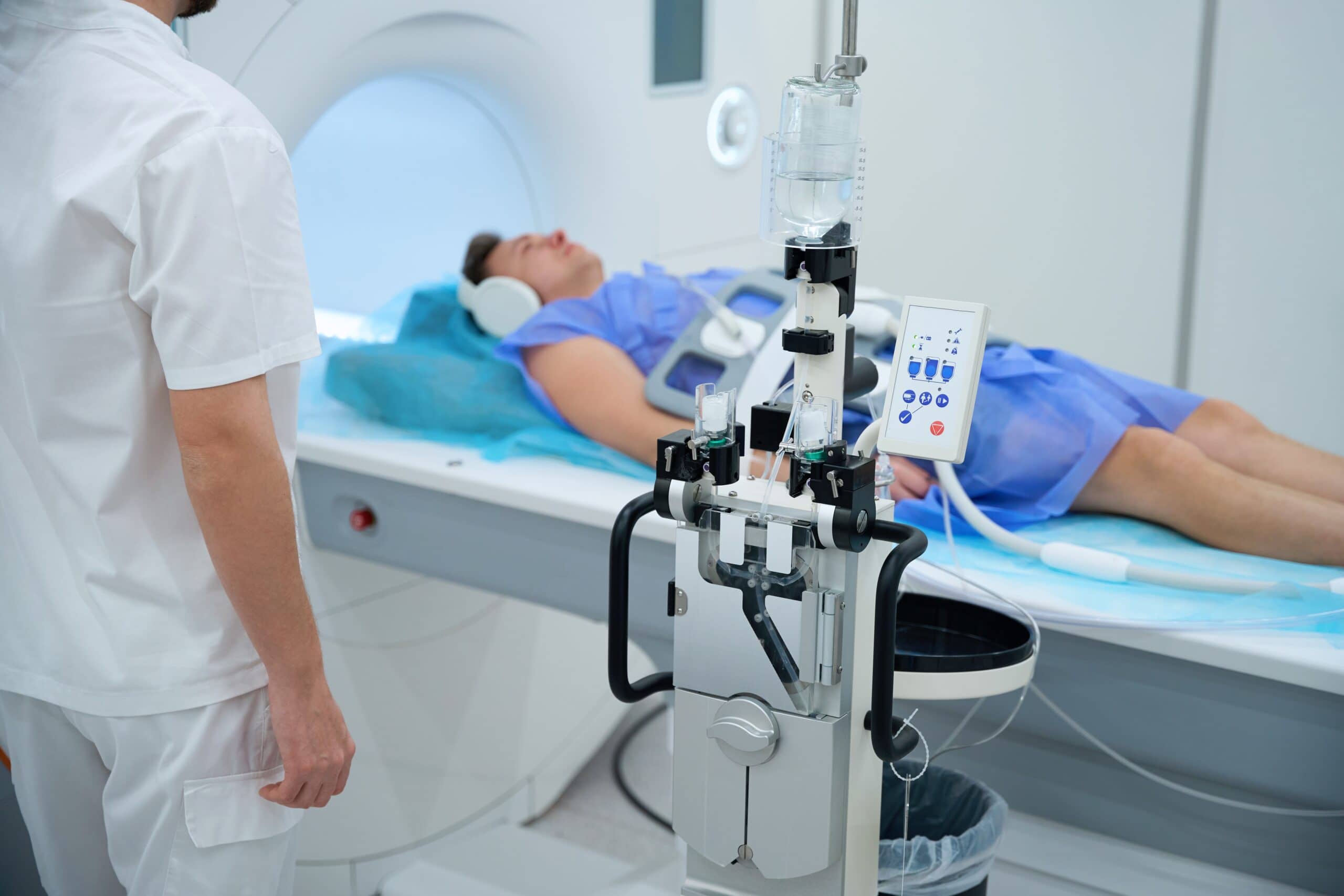 Paciente deitado na maca sendo introduzido na máquina para realizar o exame