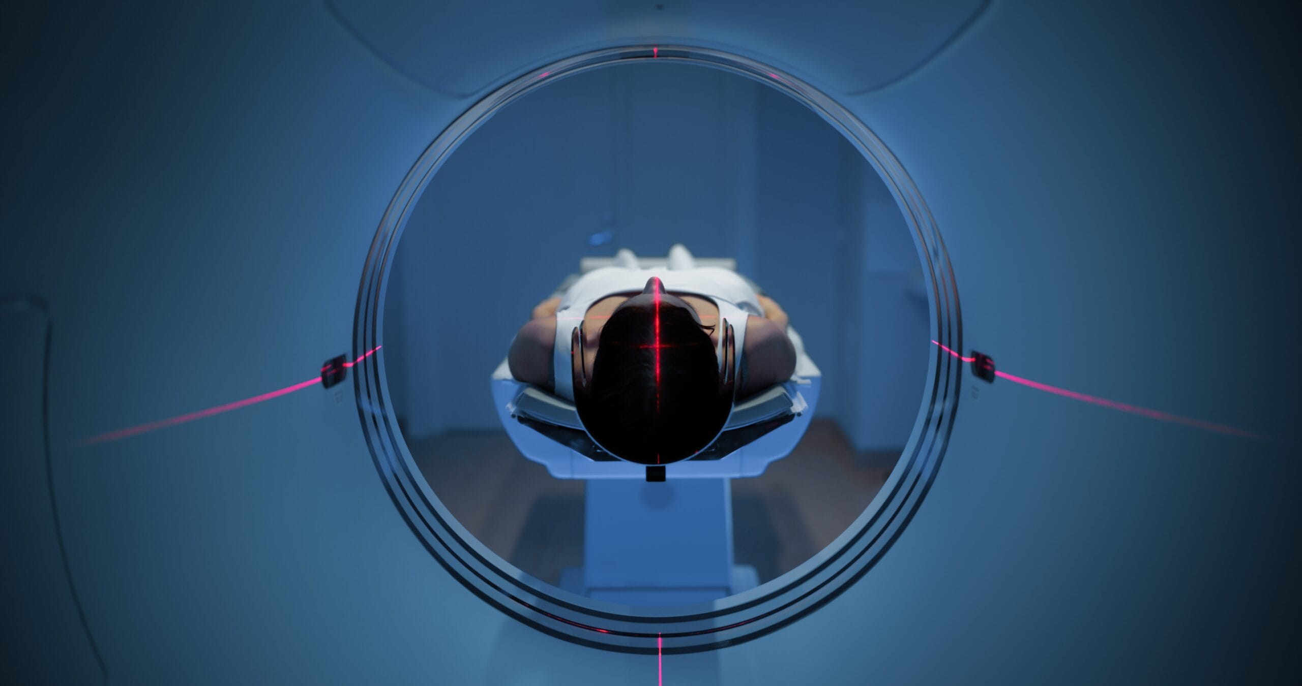 Paciente realizando ressonância magnética.