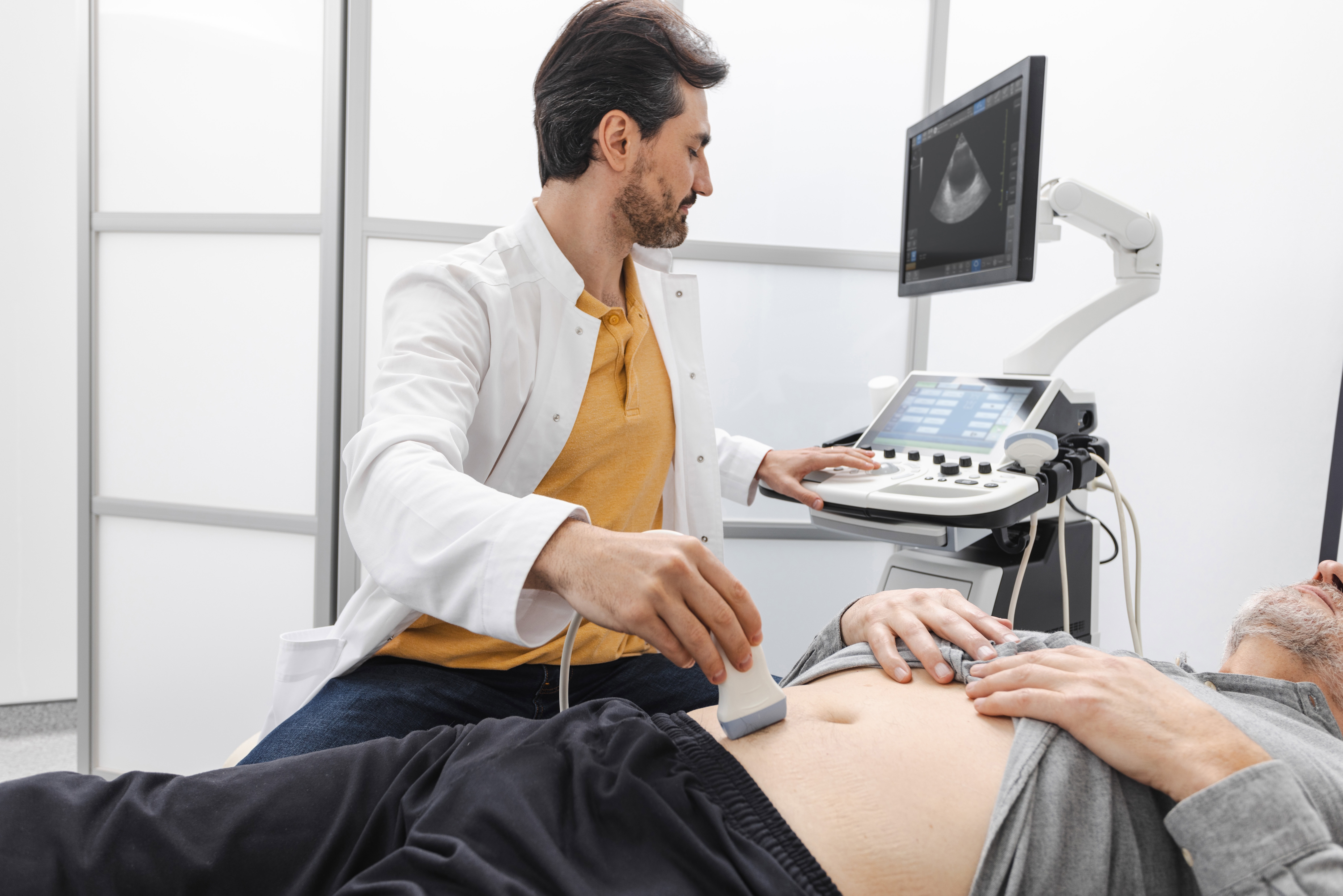 Profissional de saúde realiza exame de ultrassonografia de próstata em paciente do sexo masculino Profissional de saúde realiza exame de ultrassonografia de próstata em paciente do sexo masculino