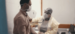 Pessoa sendo atendida no Hospital São Francisco