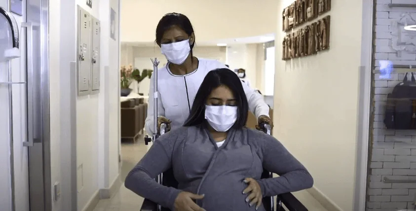 gestante e enfermeira