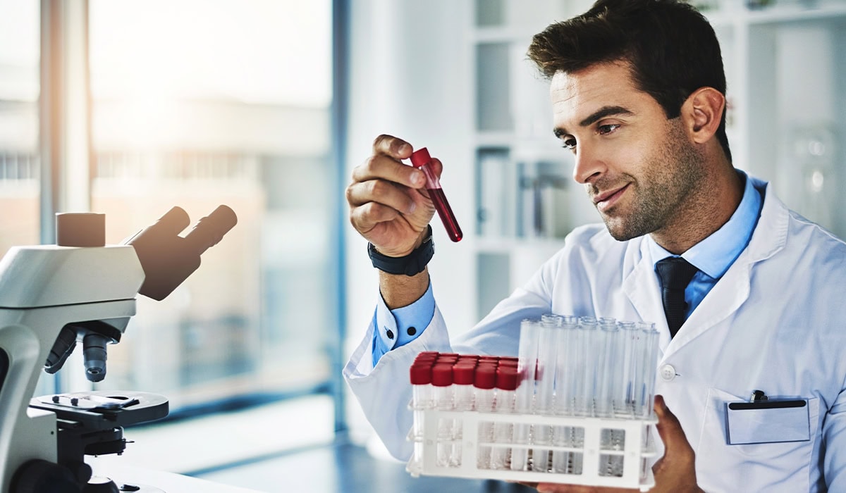 Técnico de análises clínicas analisando coleta para Angioplastia