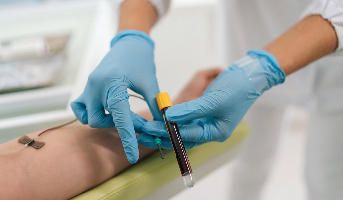 Enfermeira colhendo sangue de paciente