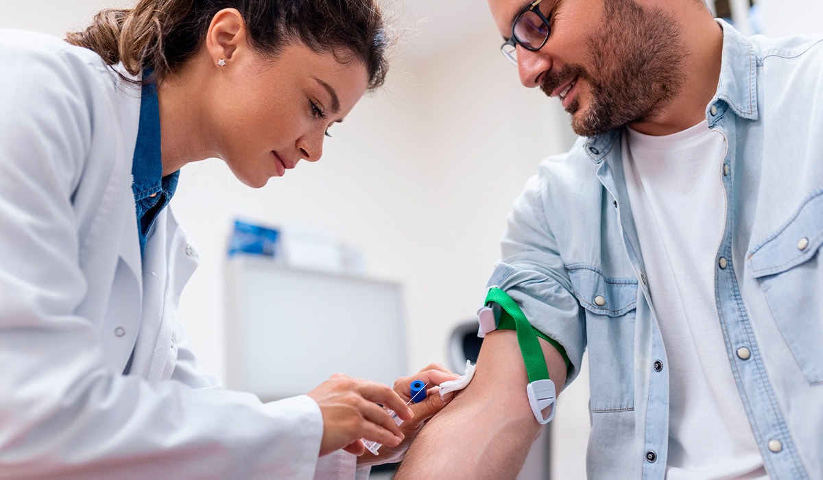 Enfermeira colhendo sangue de paciente