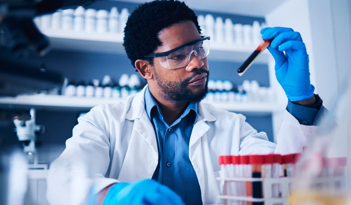 Técnico de análises clínicas analisando