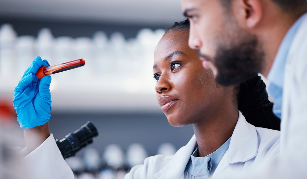 Técnico de análises clínicas analisando exame de sangye