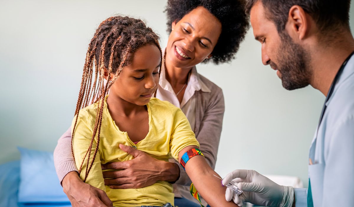 Enfermeiro colhendo sangue de paciente para exames de sangue
