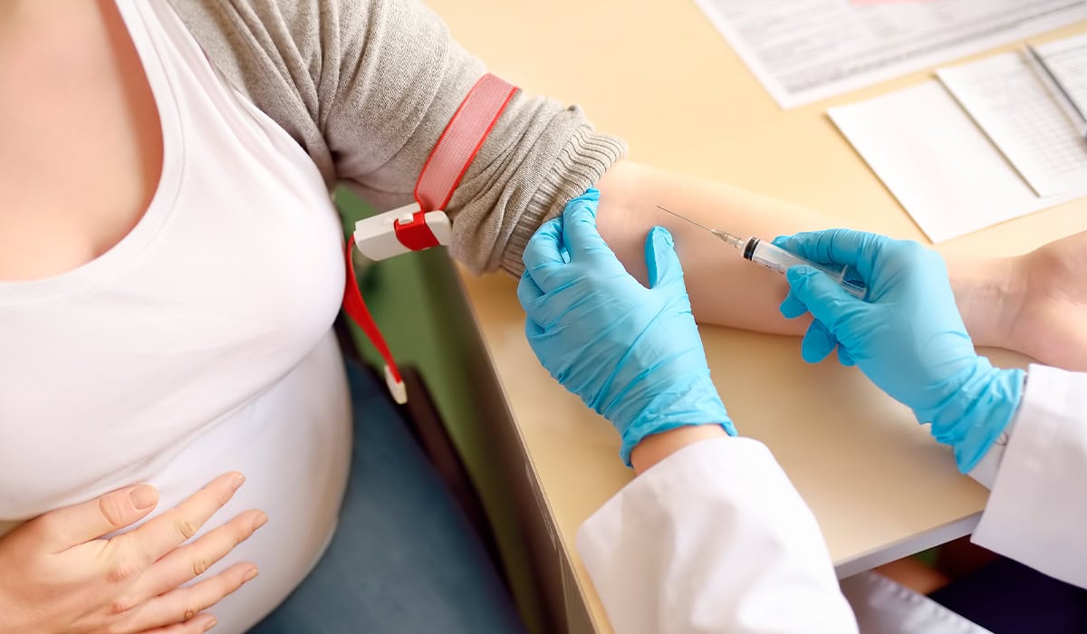 Enfermeira colhendo sangue de paciente