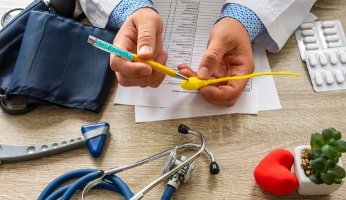 infertilidade masculina médico mostra anatomia de um espermatozoide