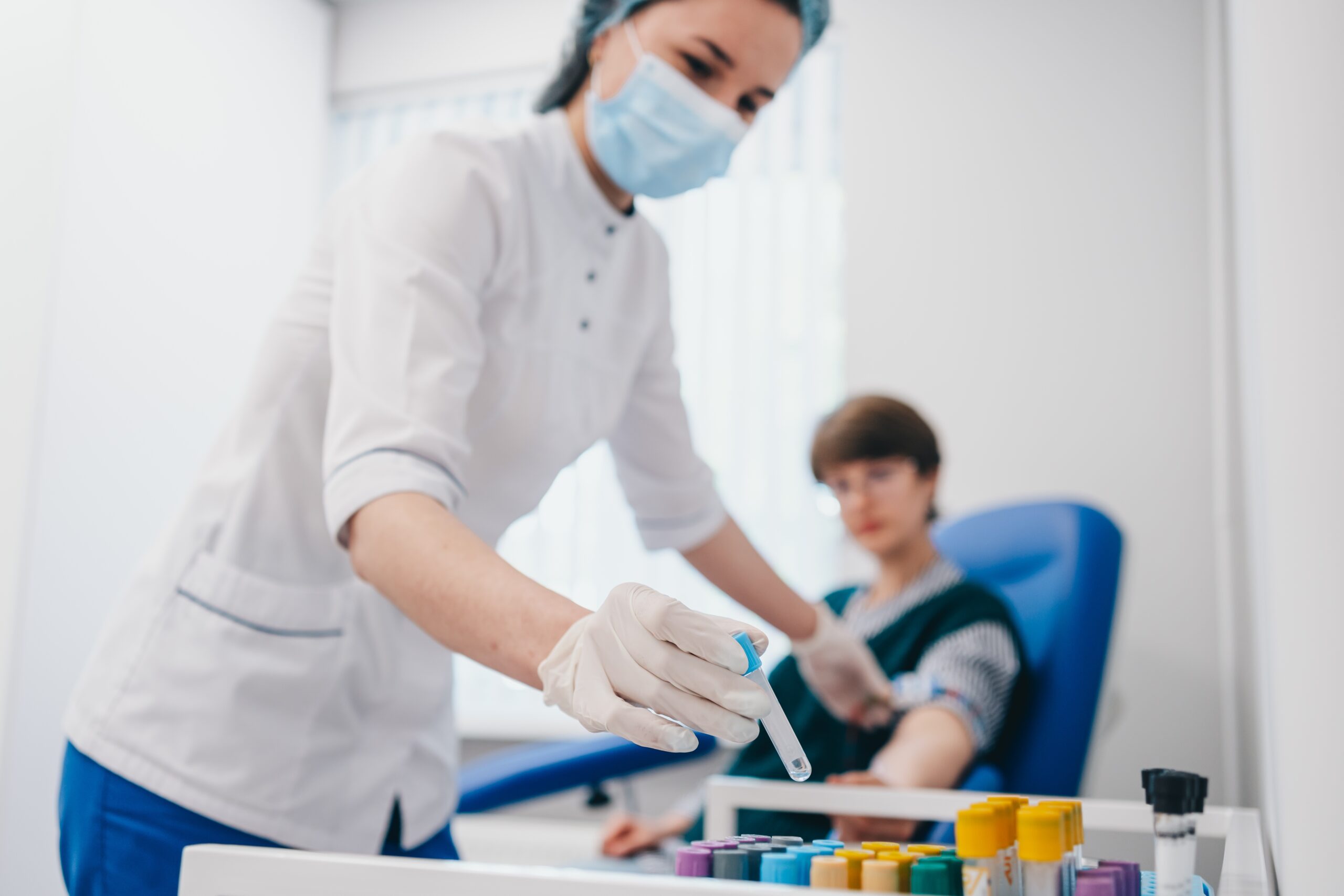 Médica mexendo em tubos de ensaio