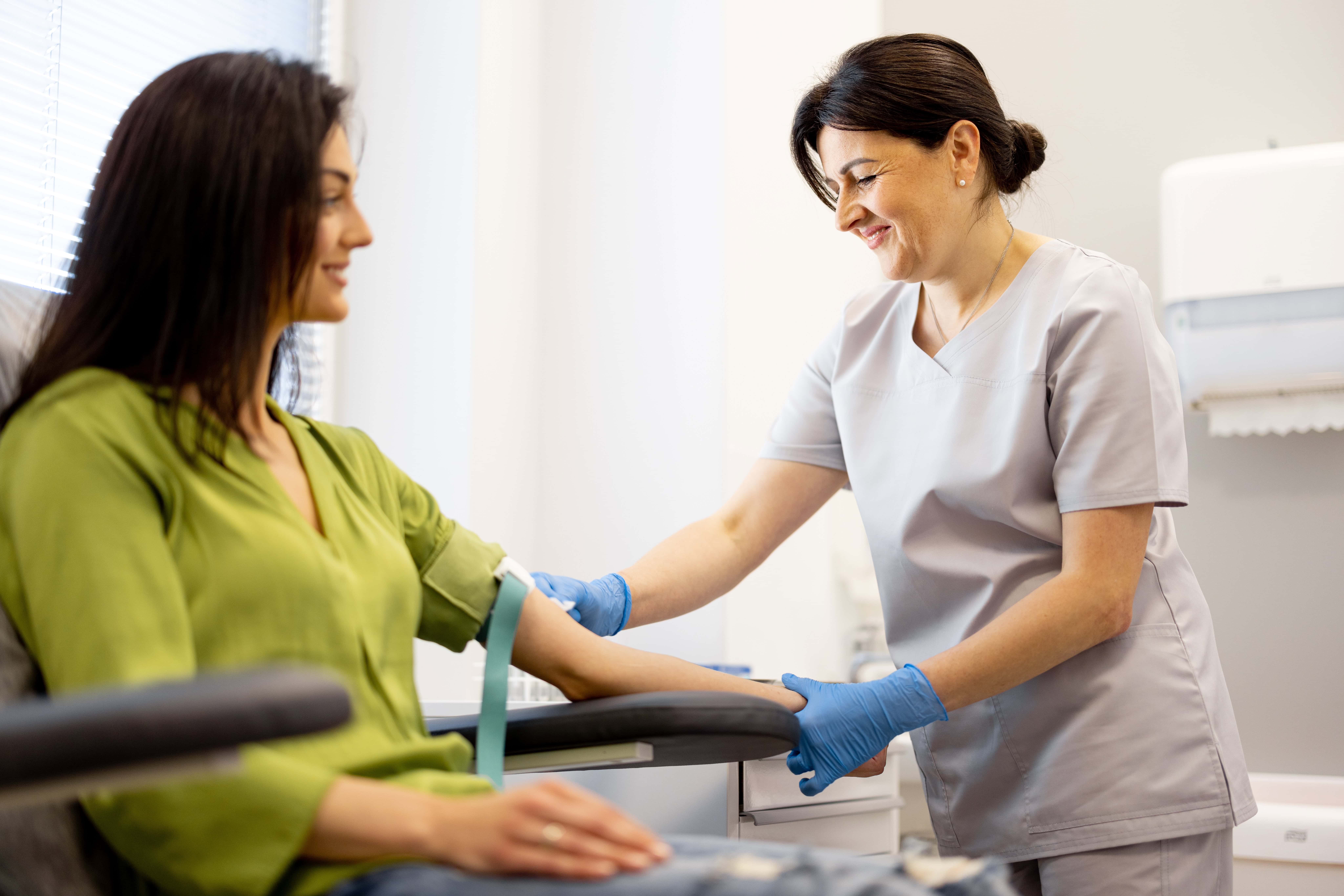 ENFERMEIRA COLETANDO SANGUE DE PACIENTE ENFERMEIRA COLETANDO SANGUE DE PACIENTE