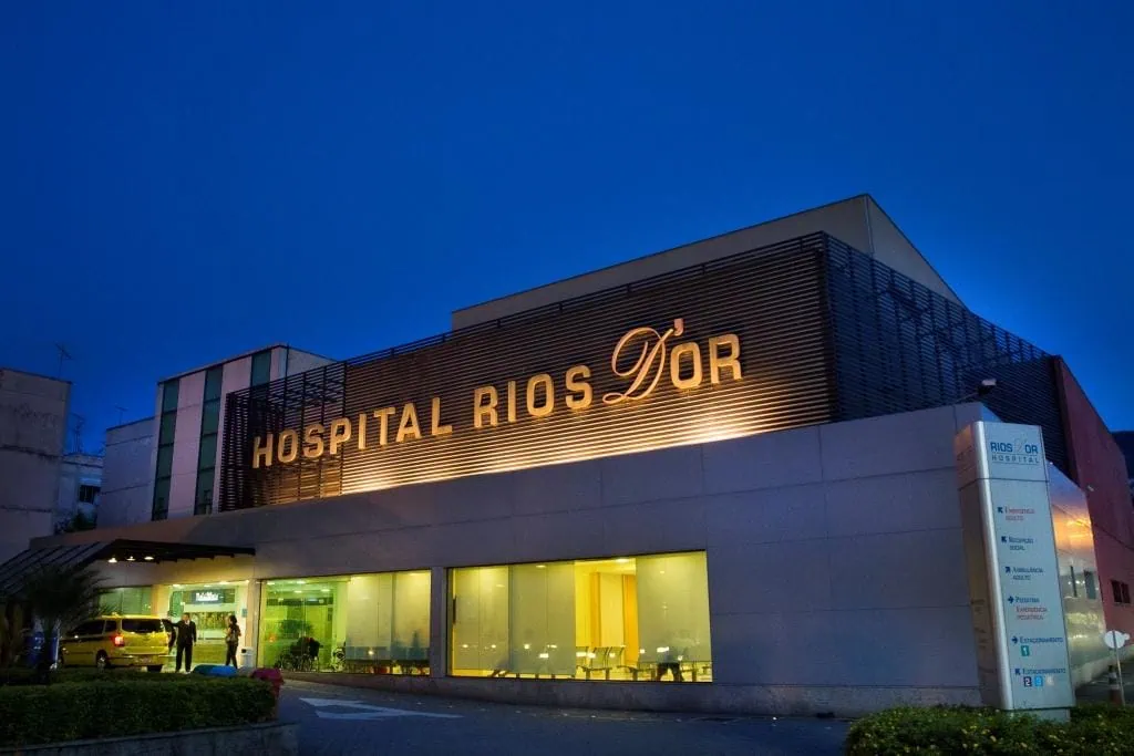 Fachada do Hospital Rios D'Or À noite