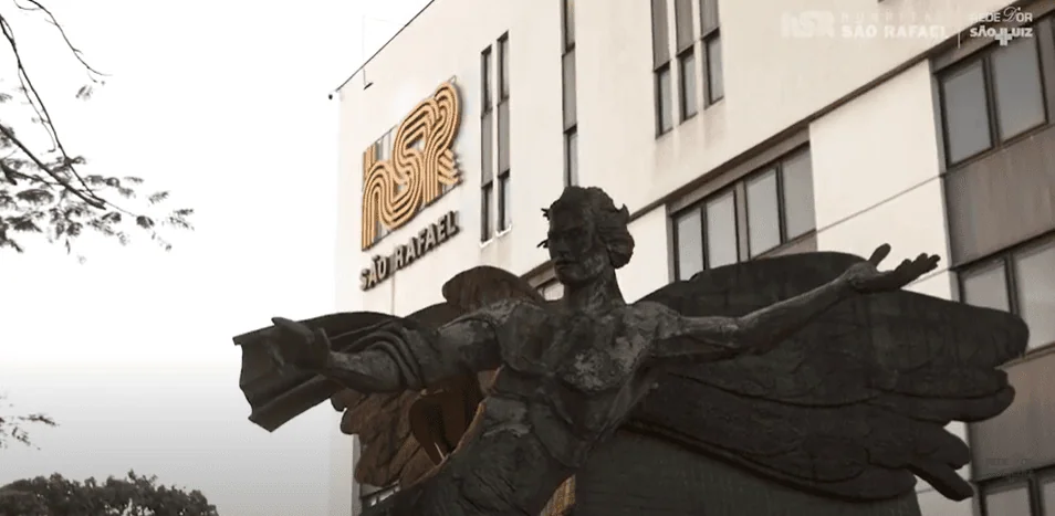 escultura na frente do hospital