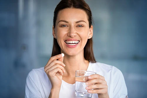 shutterstock_1727424190_baixa_medicamento mulher toma comprimido