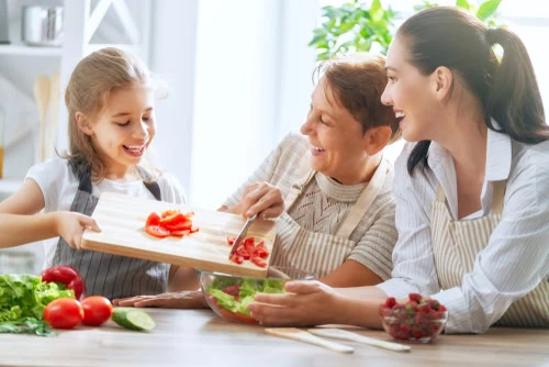 família fazendo comida saudável