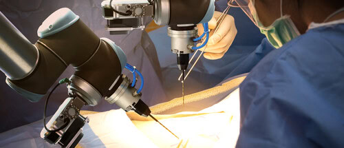 imagem de uma cirurgia robótica realizada com profissionais acompanhando de perto cada procedimento
