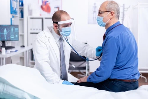 Doctor,Using,Stethoscope,To,Listen,Senior,Man,Heart,During,Examination medico examina coração de paciente com estetoscópio