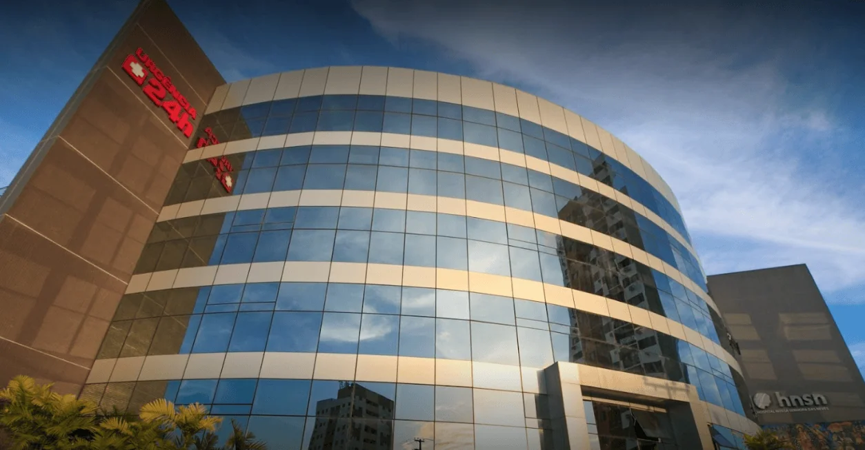 Fachada espelhada curva do prédio principal do hospital