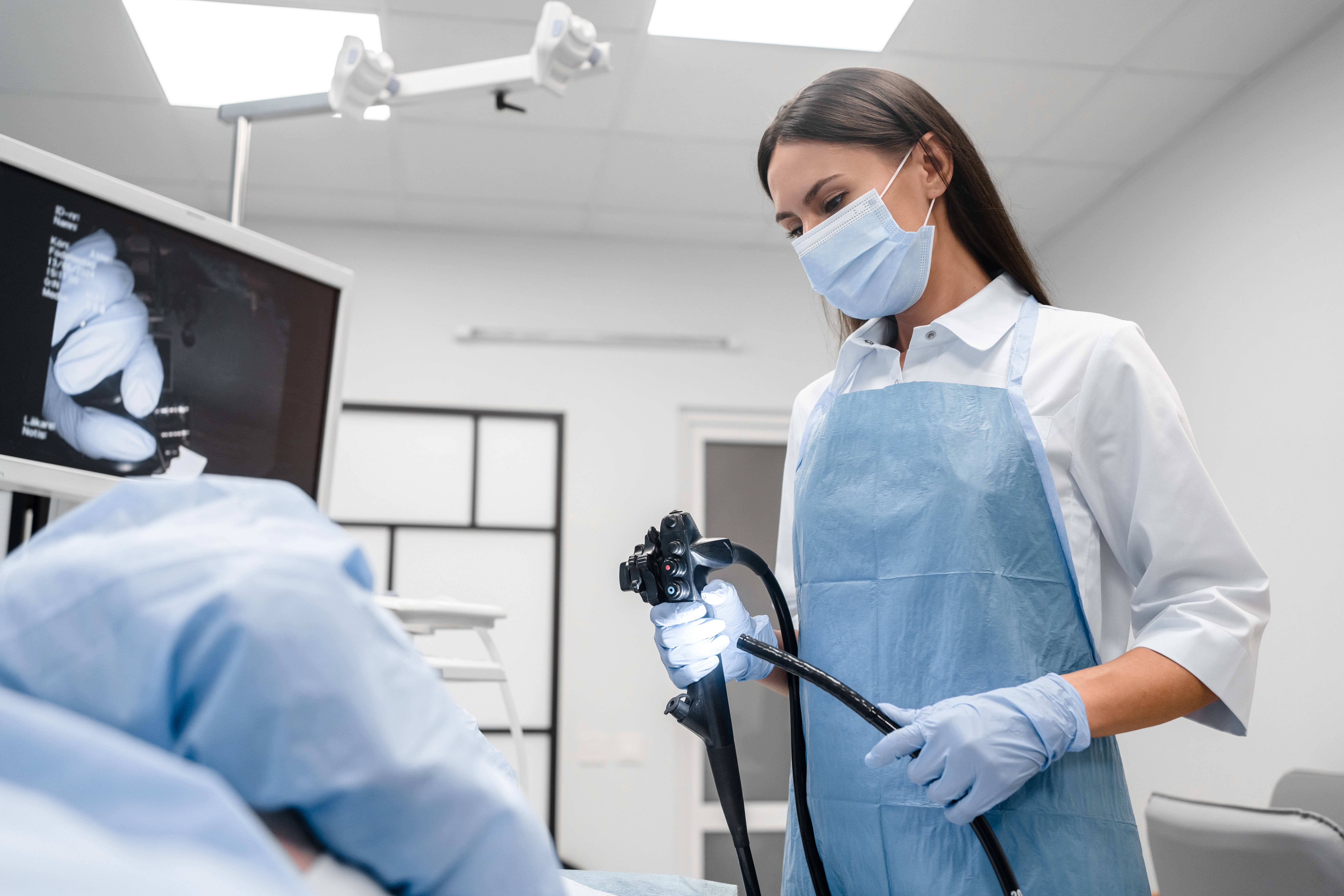 Profissional de saúde realiza exame de endoscopia.