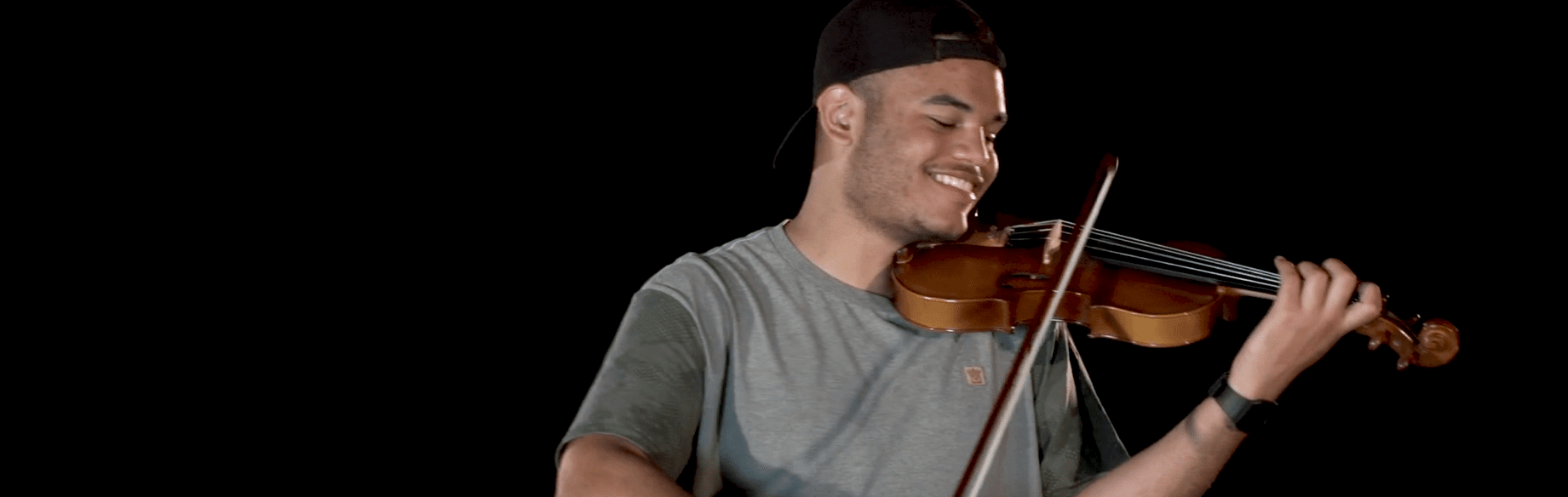 pessoa tocando violino - video patrocinios jovem tocando violino