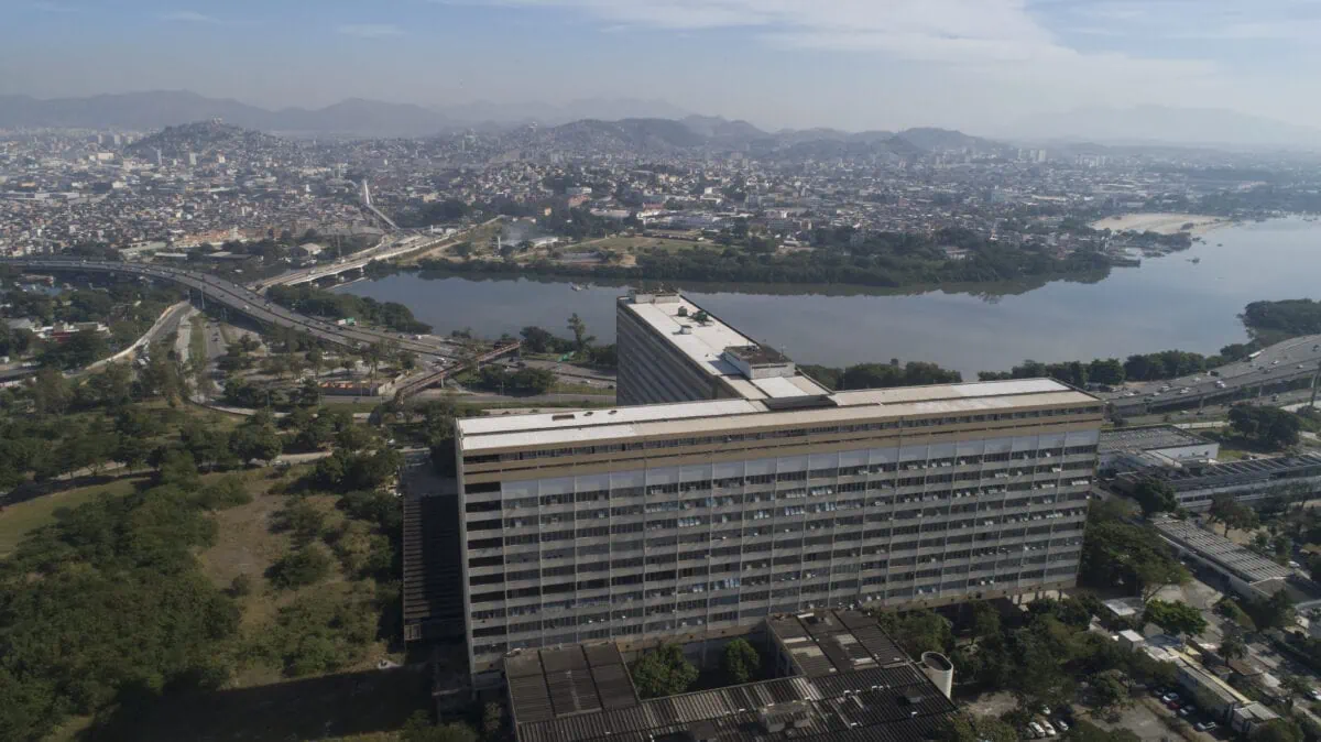 Fachada e vista para baía de guanabara do Hospital do Fundão da UFRJ na Ilha do Governador