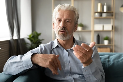 Confident,Hoary,Middle,Aged,Handsome,Man,Looking,At,Camera,,Holding pessoa falando