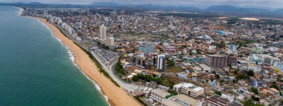 Foto de Macaé mostrando praia e prédios. Foto de Rui Porto Filho
