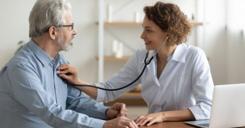 médica afere batidas cardíacas de paciente