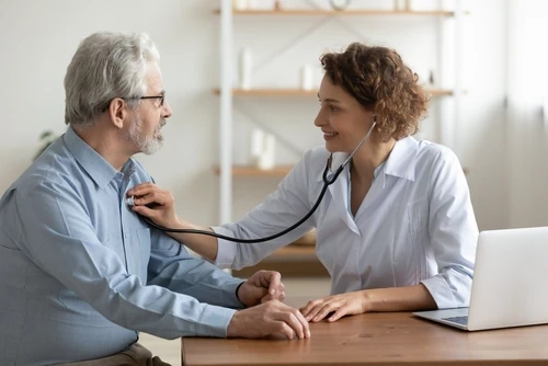 Female,Doctor,Cardiologist,Examining,Senior,Male,Cardiac,Patient,Listening,Checking médica afere batidas cardíacas de paciente