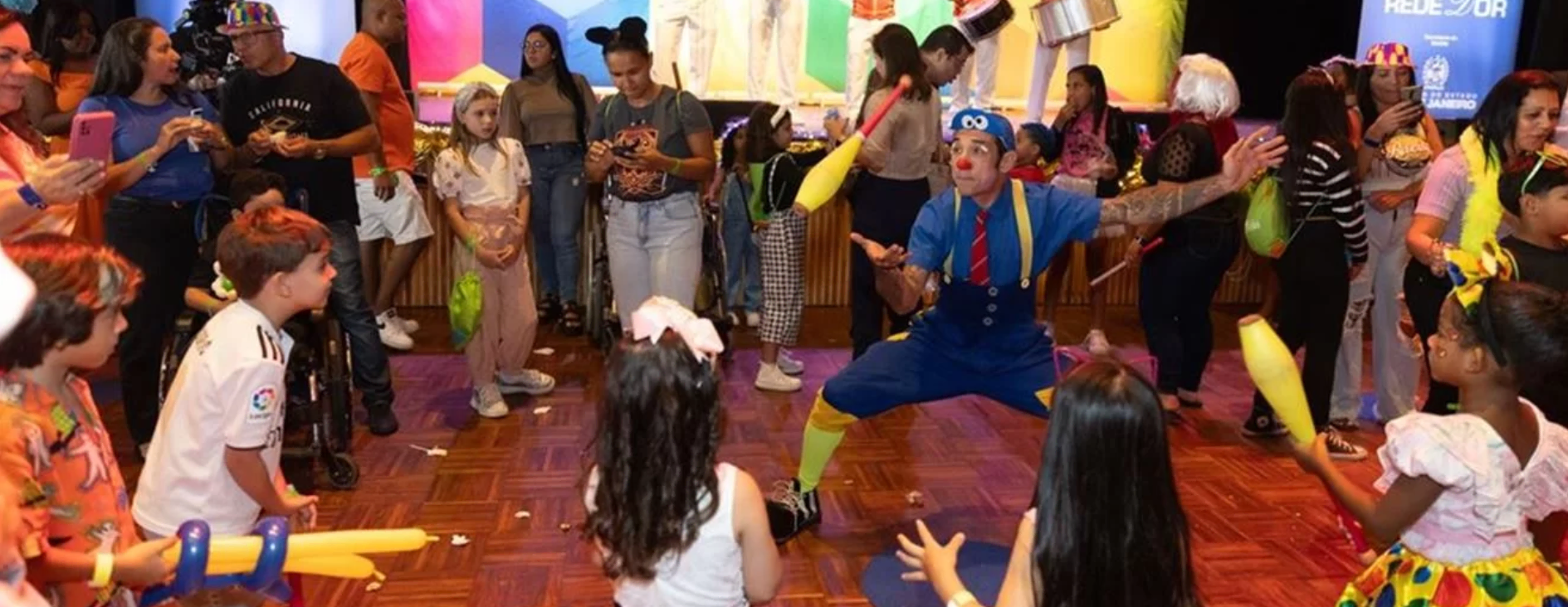 hec festa apresentação de malabarismo para crianças em comemoração aos 10 anos do hospital estadual da criança, gerido pela Rede D'Or, por meio de parceria público privada