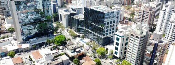 Vista aérea de vários prédios entre eles a nova torre do hospital Vila Nova Star em São Paulo