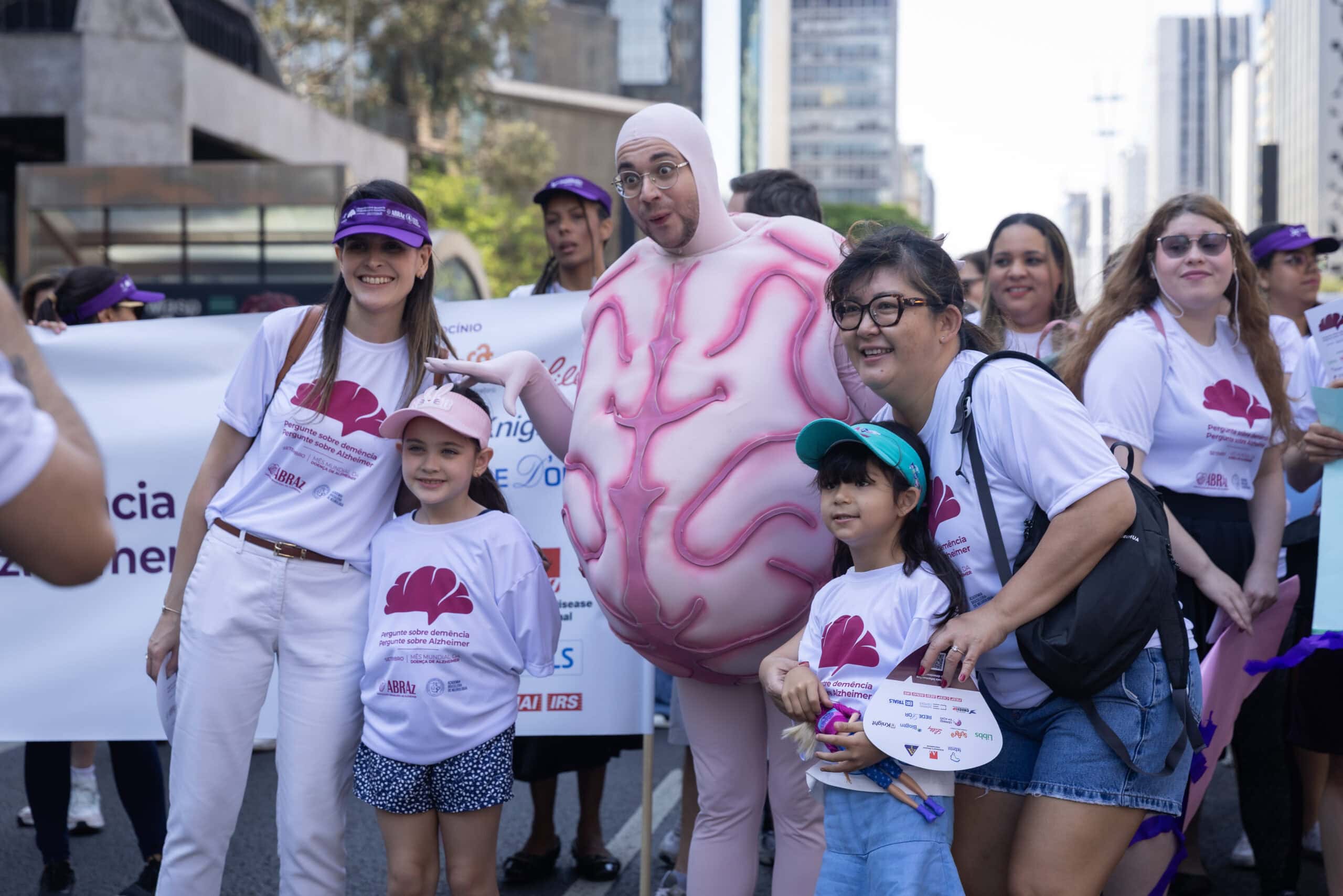 Família tirando foto com o personagem fantasiado de cérebro