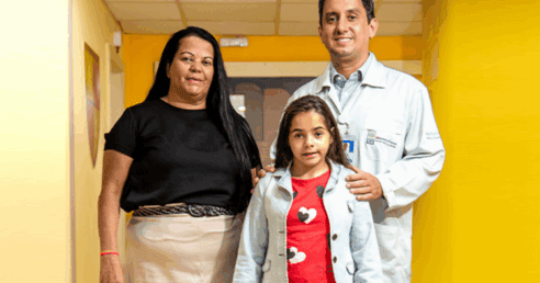 Mãe, filha e médico no Hospital Estadual da Criança