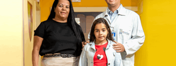Mãe, filha e médico no Hospital Estadual da Criança
