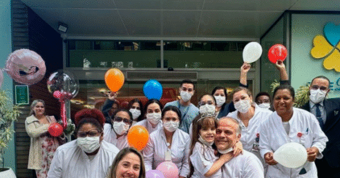 crianças em alta hospitalar, familiares e profissionais de saude posam para foto na frente do hospital Jutta Batista em Botafogo