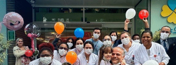 crianças em alta hospitalar, familiares e profissionais de saude posam para foto na frente do hospital Jutta Batista em Botafogo