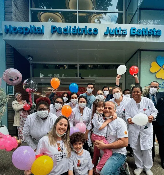 crianças em alta hospitalar, familiares e profissionais de saude posam para foto na frente do hospital Jutta Batista em Botafogo