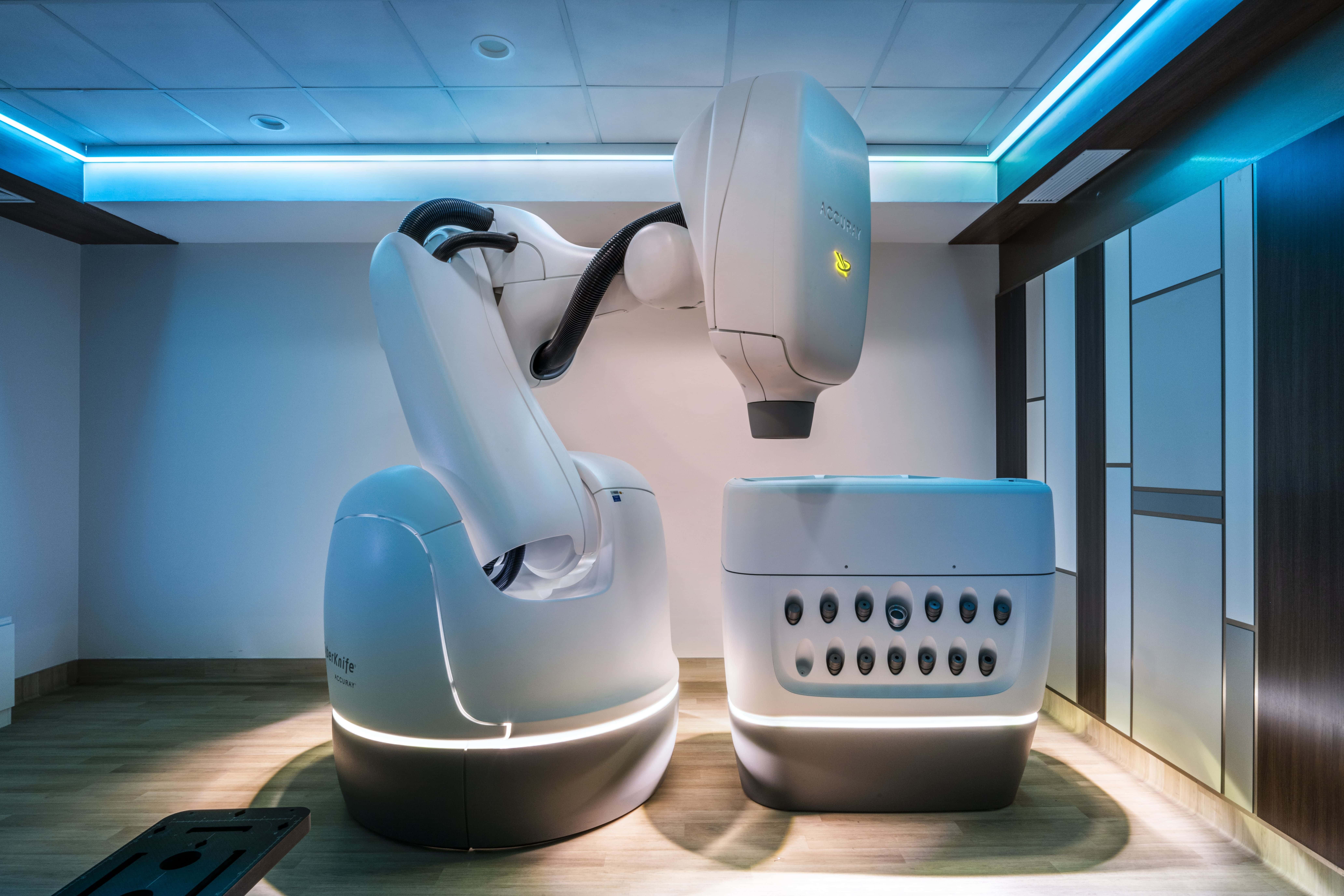 O CyberKnife é um sistema de radiocirurgia robótica não invasivo, utilizado para tratar tumores benignos e malignos em todo o corpo com precisão submilimétrica. Ele usa um braço robótico com inteligência artificial (IA) para rastrear movimentos do tumor em tempo real, como a respiração, minimizando danos aos tecidos saudáveis. Oferece tratamentos rápidos (1 a 5 sessões) sem necessidade de internação ou