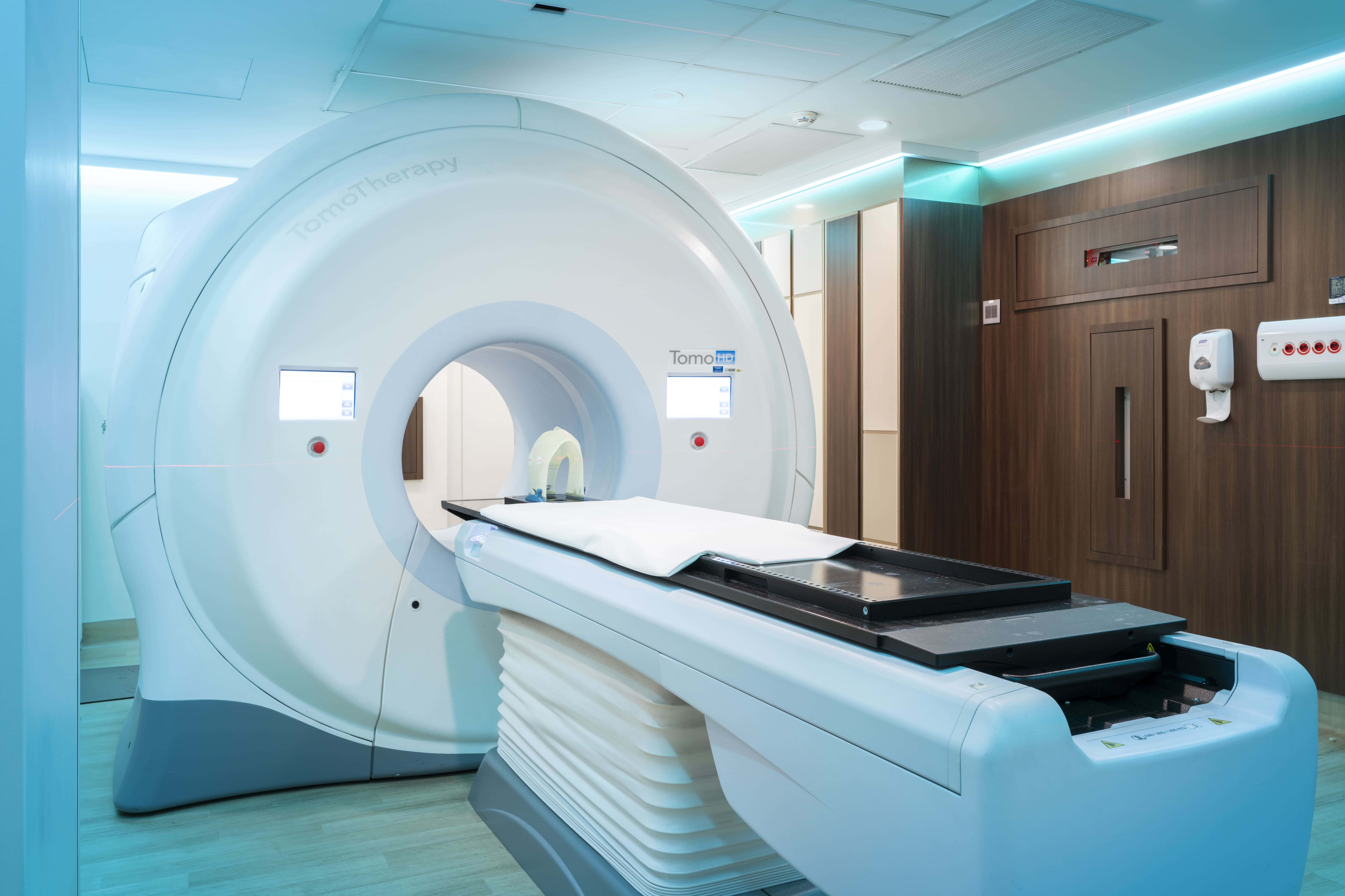 A Tomoterapia é um sistema avançado de radioterapia que combina imagem de TC (tomografia computadorizada) diária com tratamento de intensidade modulada (IMRT) helicoidal. Ela entrega radiação em 360 graus, girando ao redor do paciente para máxima precisão, minimizando danos aos tecidos saudáveis adjacentes.