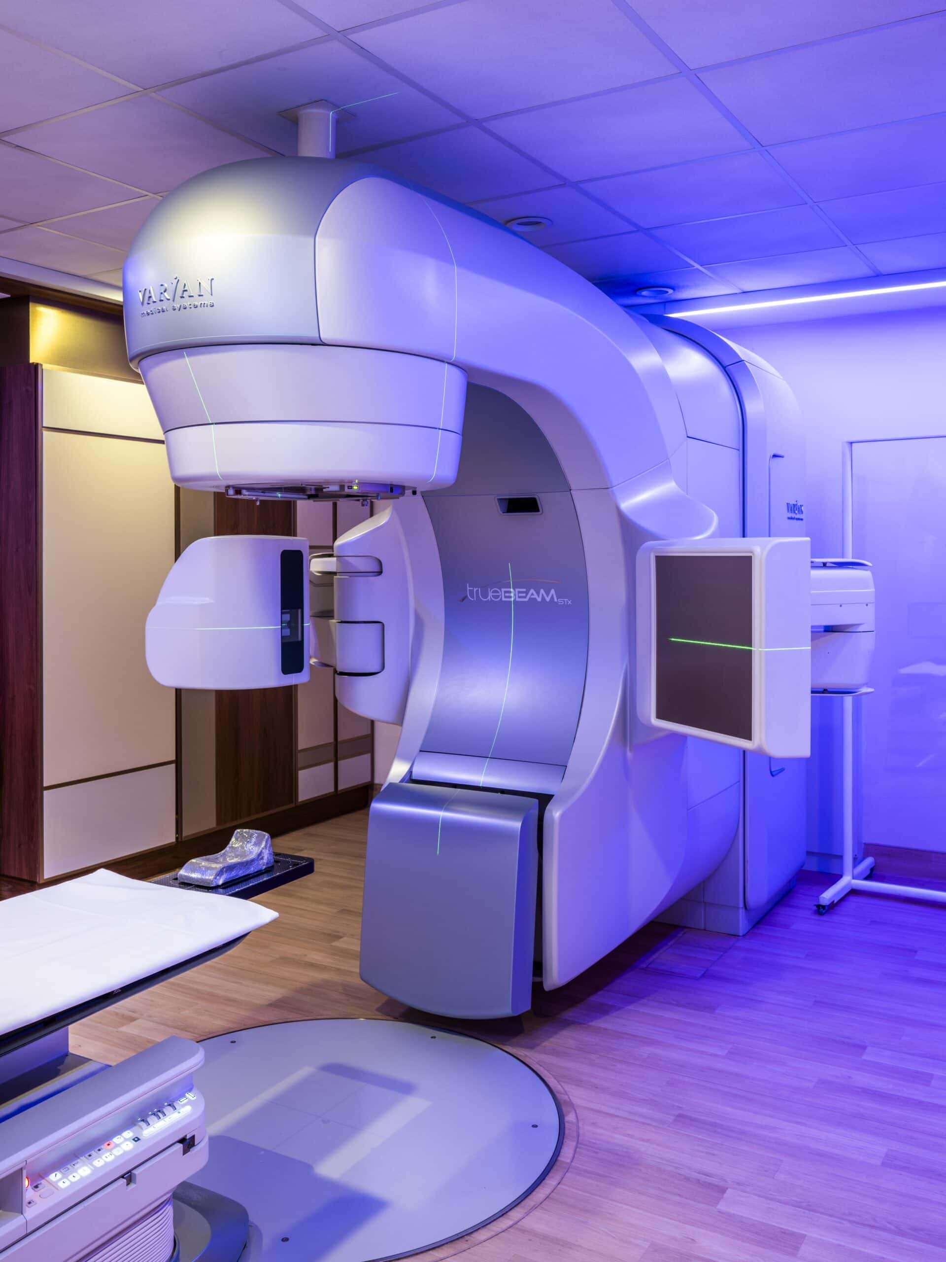 TrueBean é um acelerador linear de ponta da Varian Medical Systems, utilizado na radioterapia contra o câncer com precisão milimétrica e tecnologia guiada por imagem (IGRT).