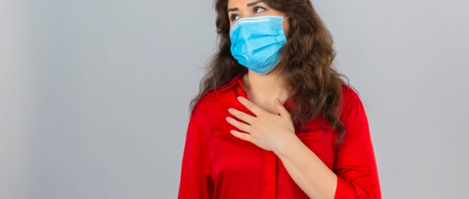 Mulher usando máscara para prevenção de doenças respiratórias.