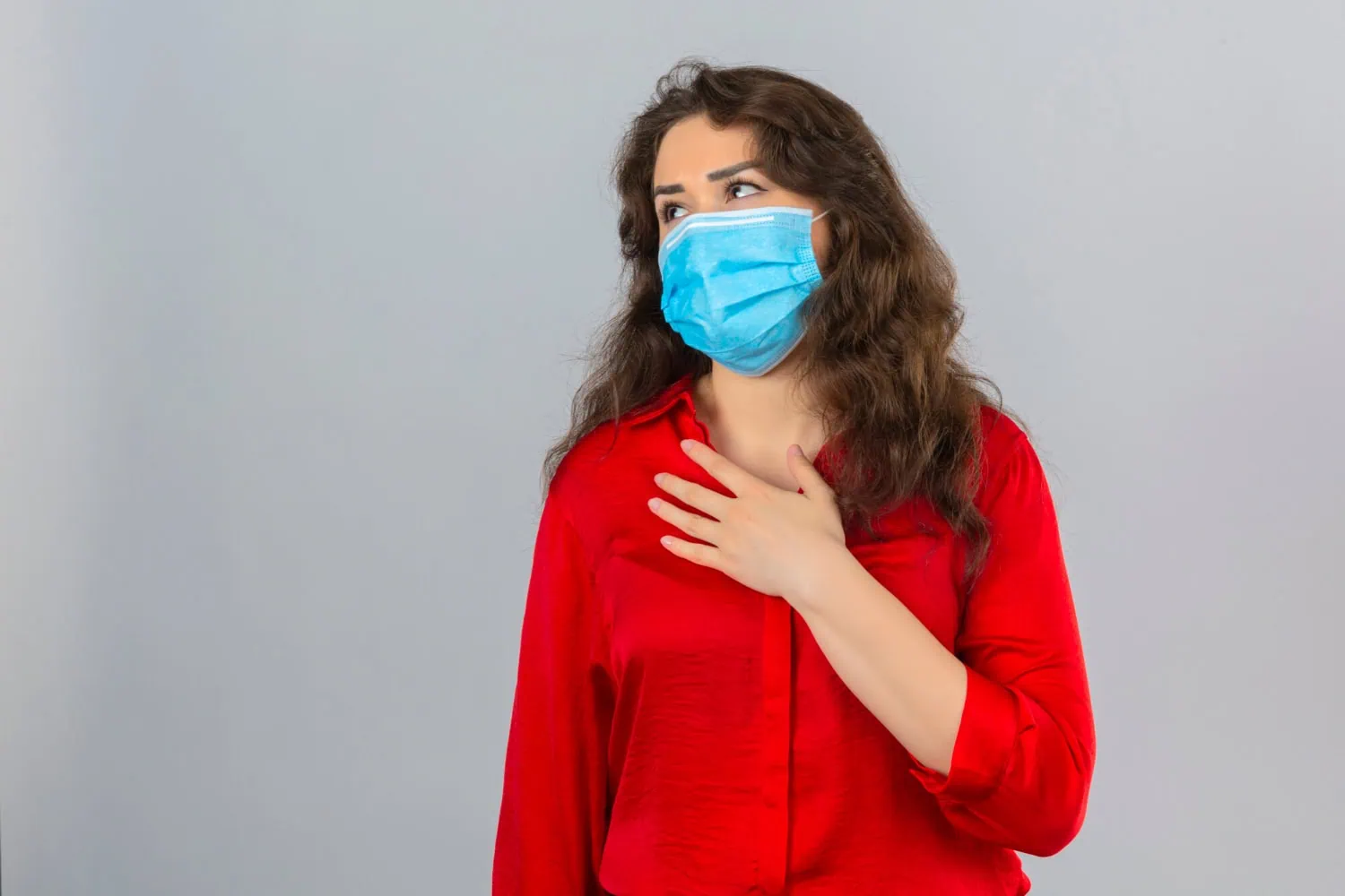Mulher usando máscara para prevenção de doenças respiratórias.