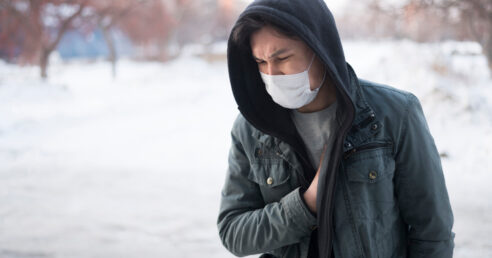 Homem sofre com o frio.